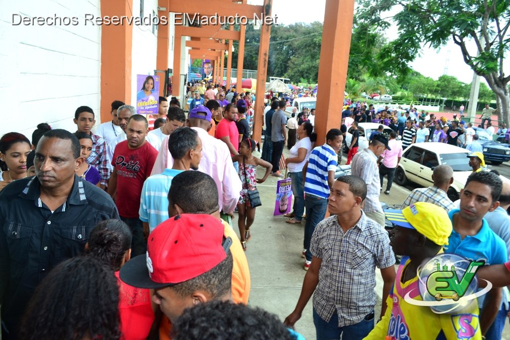 Personas fuera del bajo techo por gran la gran multitud que habia